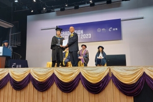 The Leeds Beckett University Graduation Ceremony was held on 25 November 2023. Representatives from HKIIE led by Ir Dr William Ip attended the ceremony and presented the award of achievements to the students.